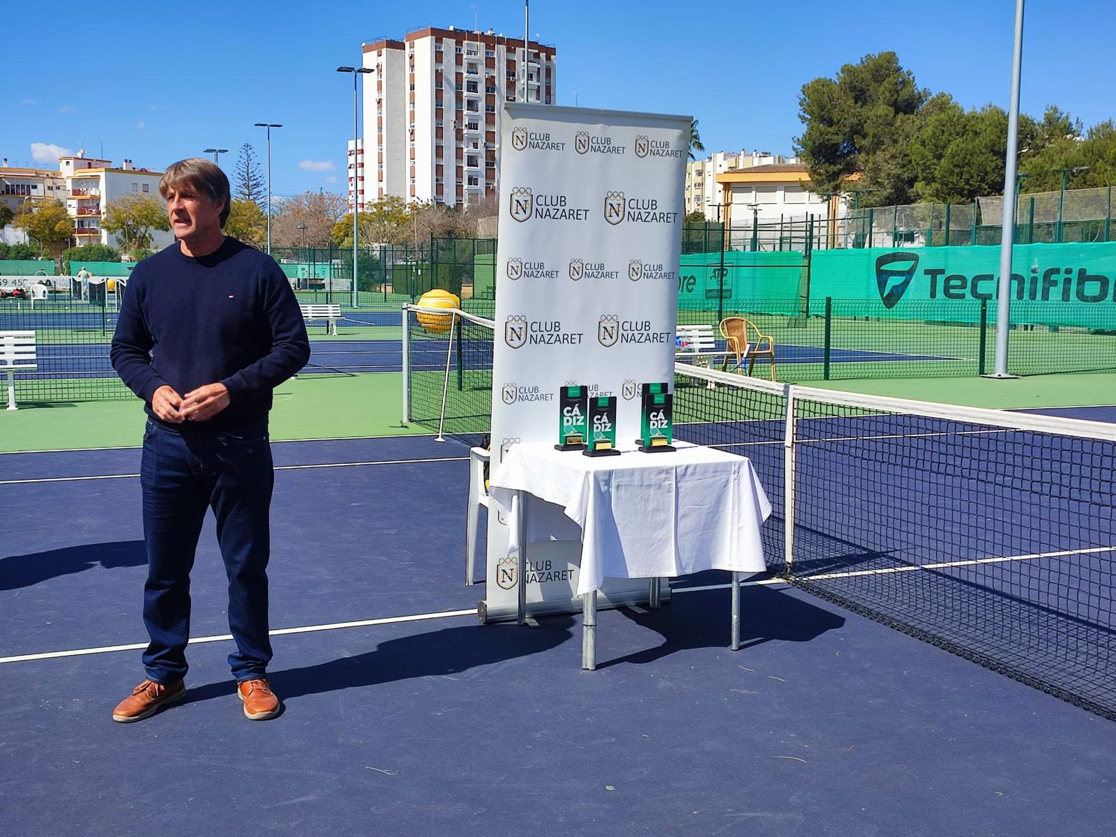 Paco Doña durante una entrega de premios en las pistas del Club Nazaret