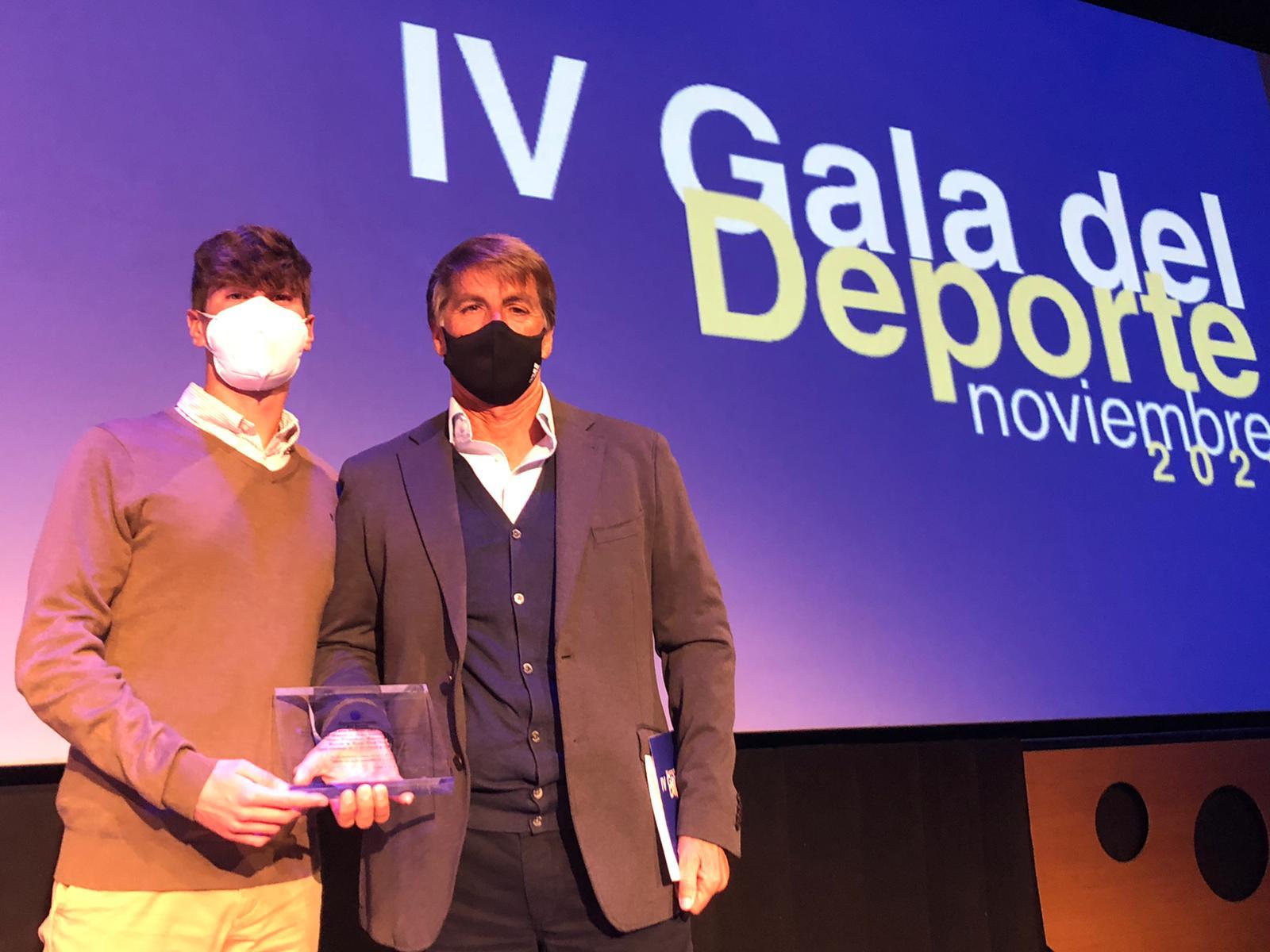 Paco Doña en la Gala del Deporte junto a un jugador
