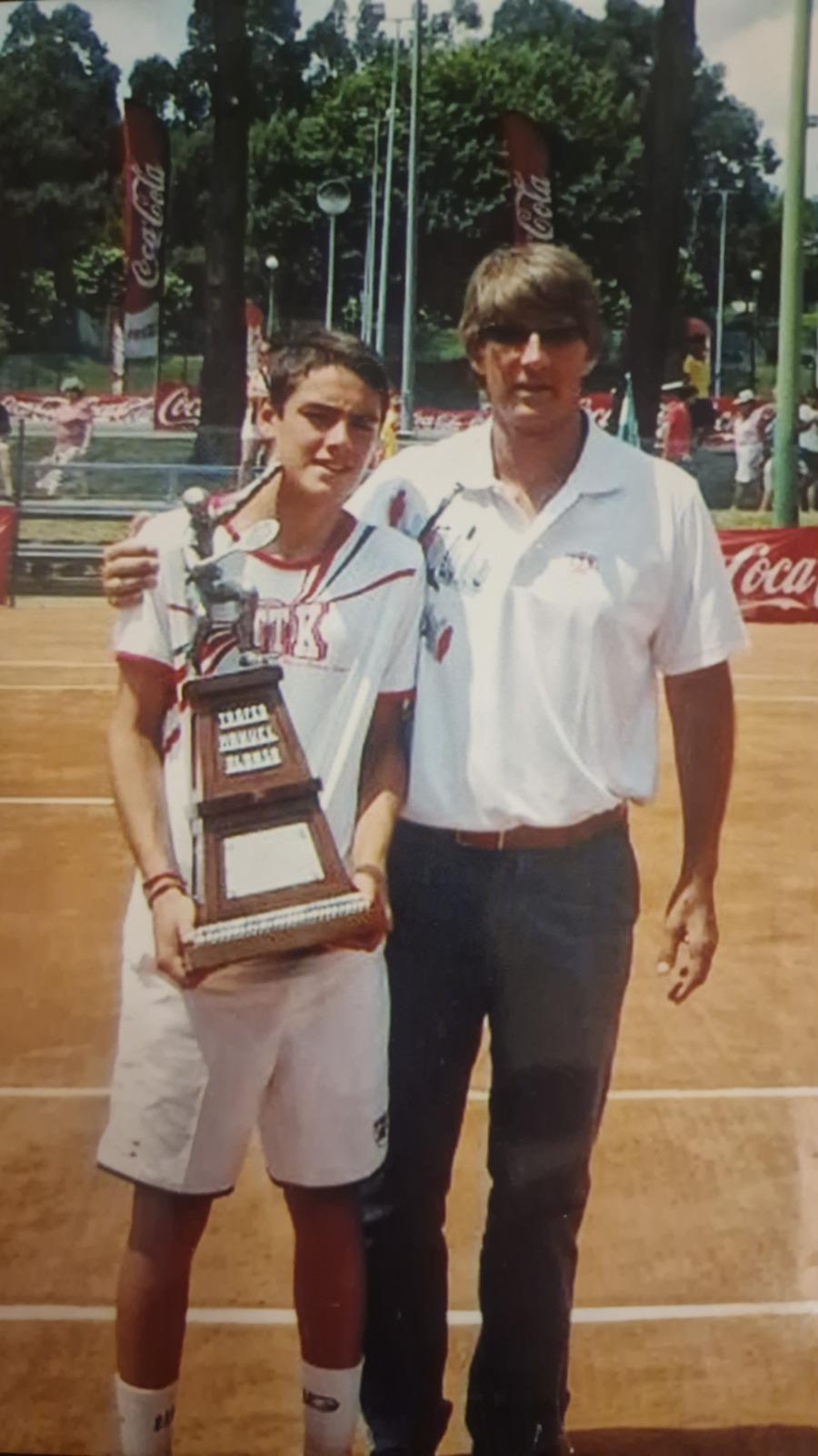 Paco Doña junto a una joven campeona con su trofeo