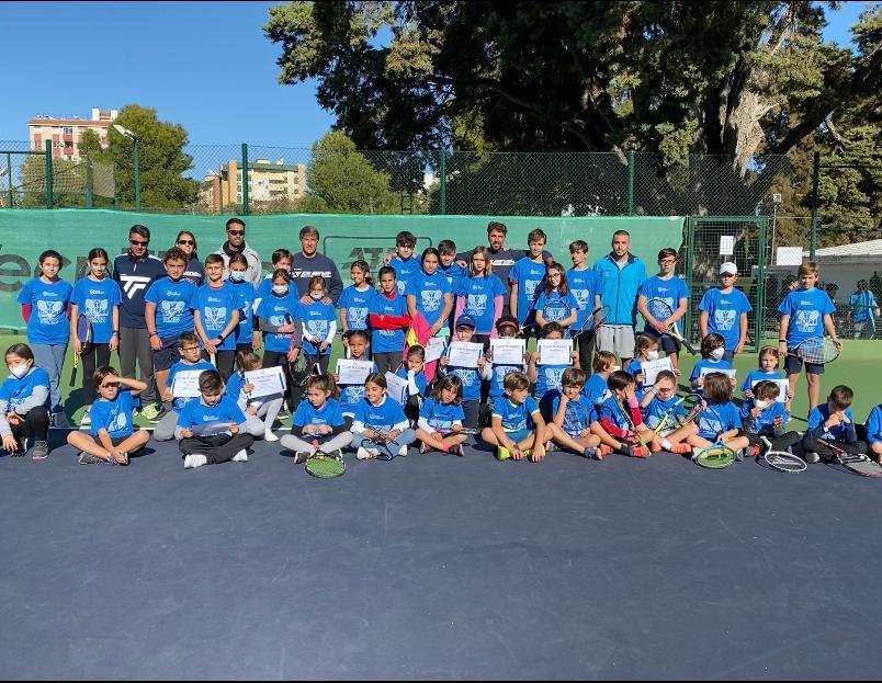 Grupo de jóvenes jugadores de la escuela de tenis