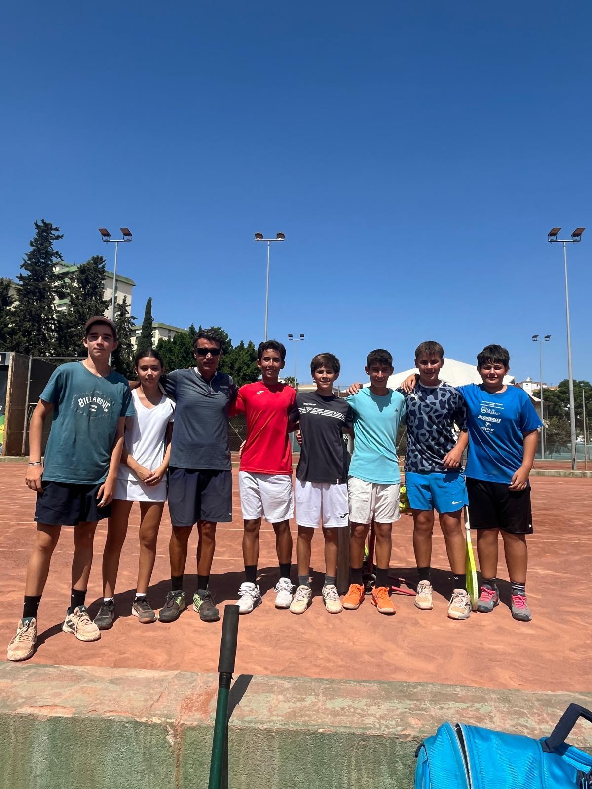 Clase en la escuela de tenis ProTenis del Club Nazaret de Jerez