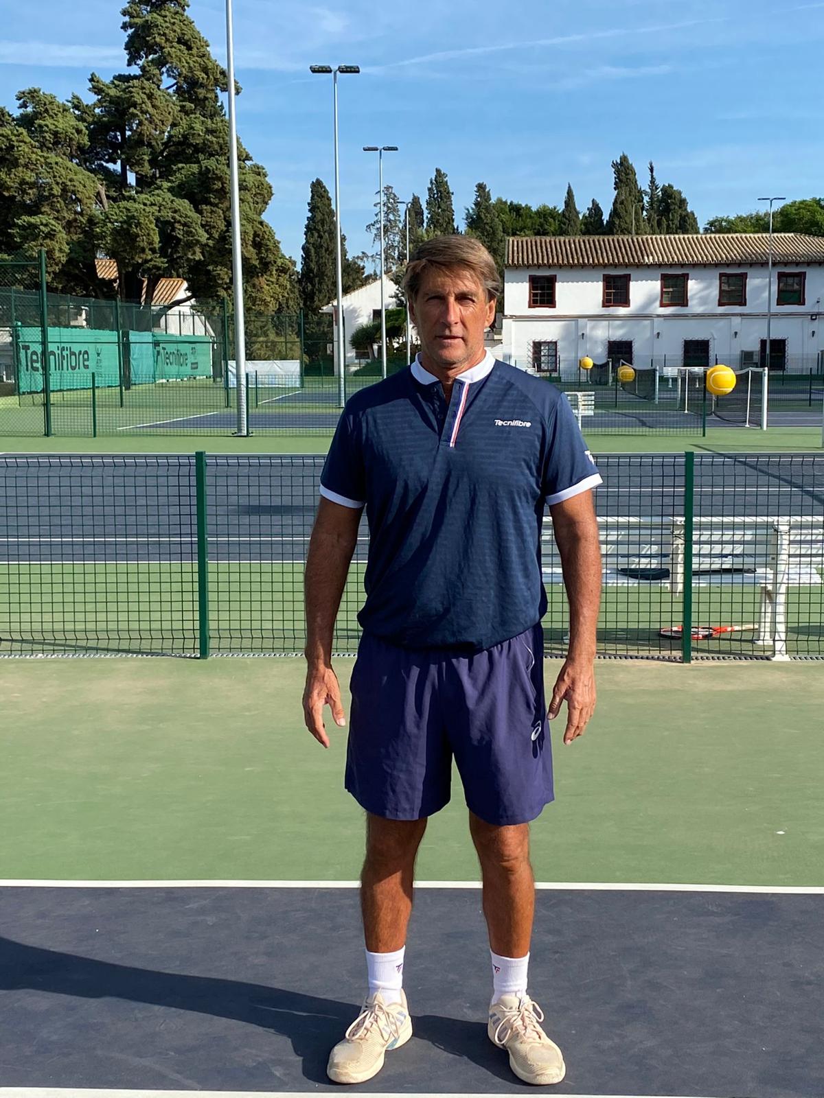 Paco Doña, fundador de ProTenis, en las pistas de tenis del Club Nazaret