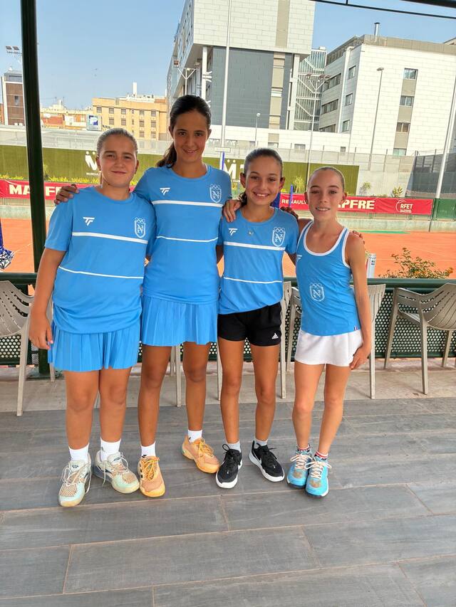 Equipo femenino de la escuela de tenis del Club Nazaret antes de un partido