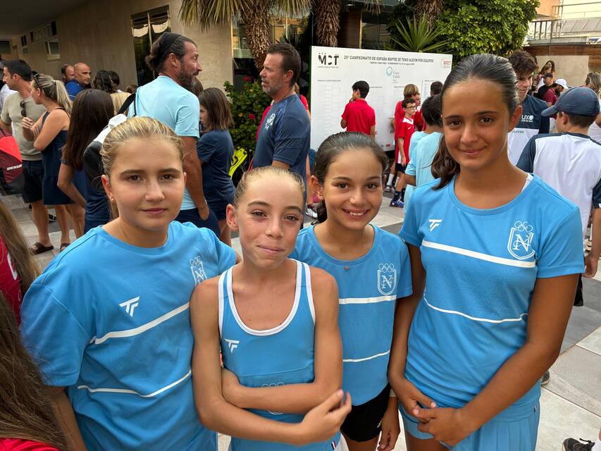 Jugadoras de PROTENIS posando en las pistas antes de competir
