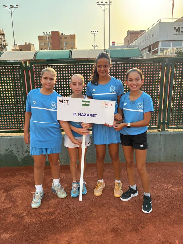 Equipo del Club Nazaret con el cartel del club en un campeonato por equipos