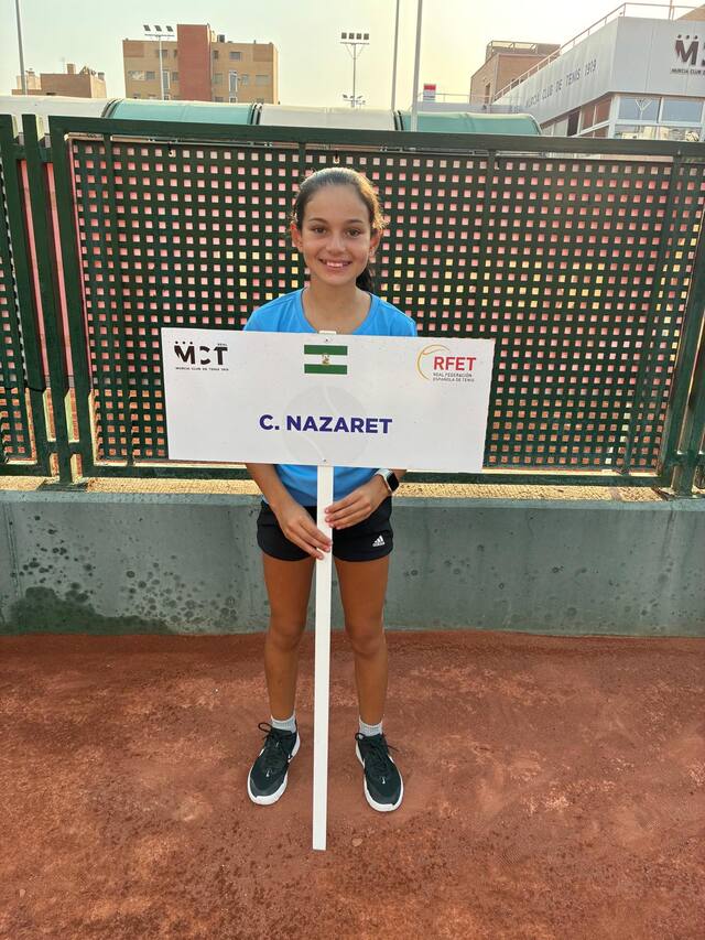 Jugadora de PROTENIS con el cartel del Club Nazaret