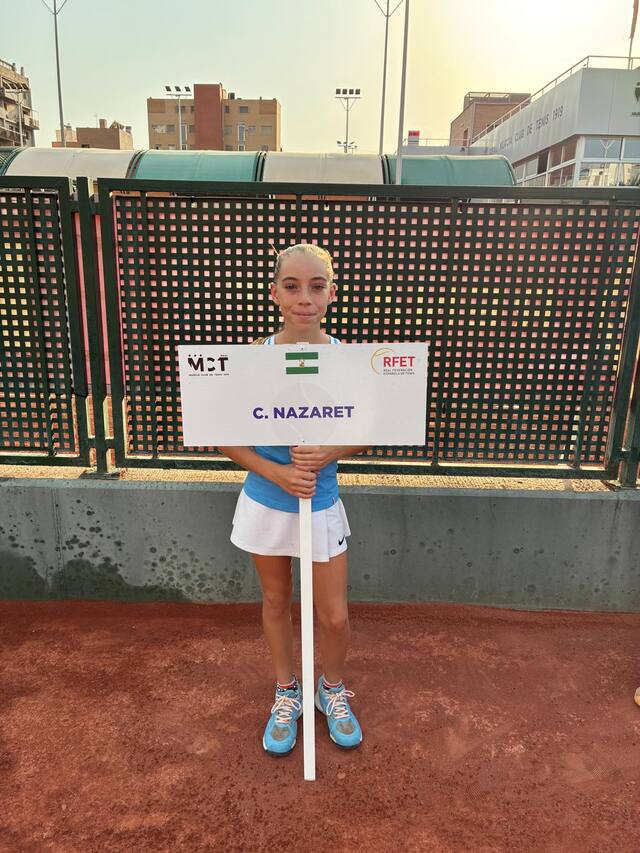 Alumna de la escuela de tenis del Club Nazaret en un campeonato