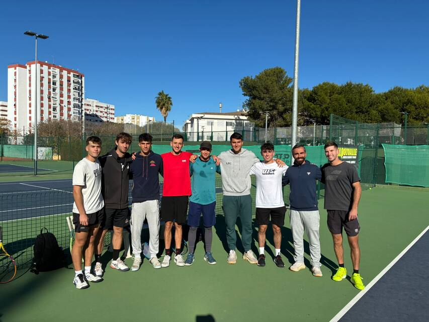 Grupo de jugadores de la escuela de adultos de PROTENIS