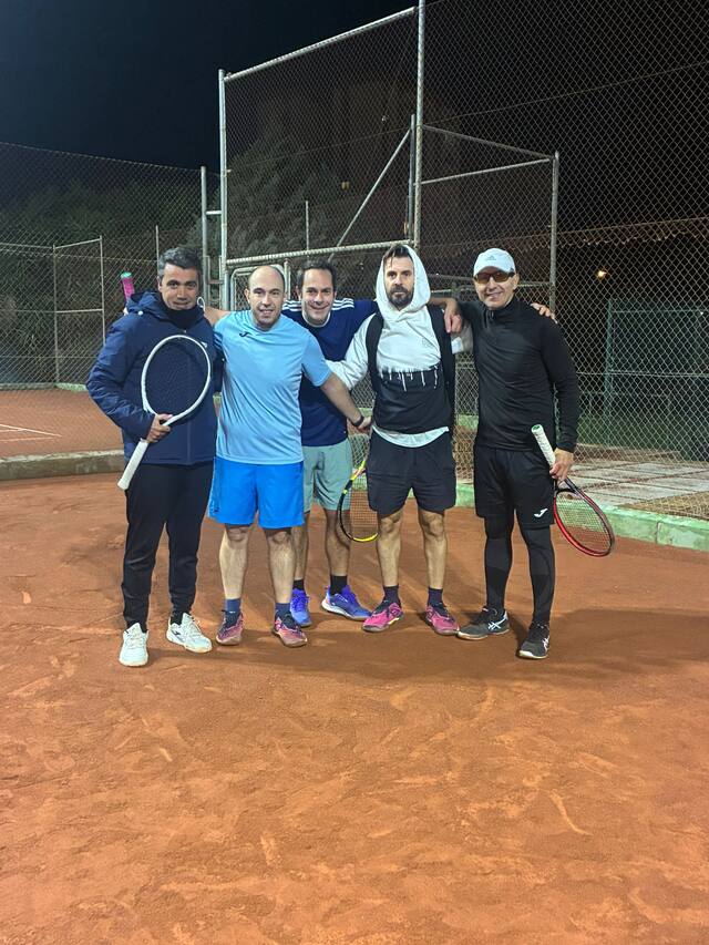 Alumnos de la escuela de adultos en las pistas del Club Nazaret