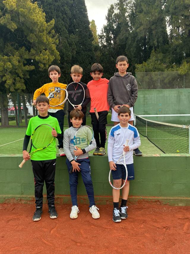 Alumnos de iniciación de la escuela de tenis PROTENIS