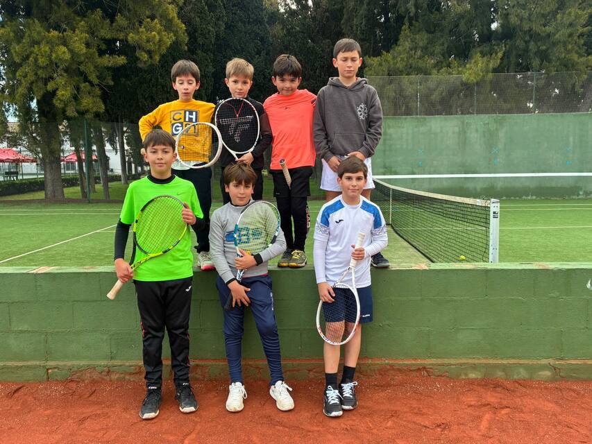 Grupo de benjamines de la escuela de tenis del Club Nazaret
