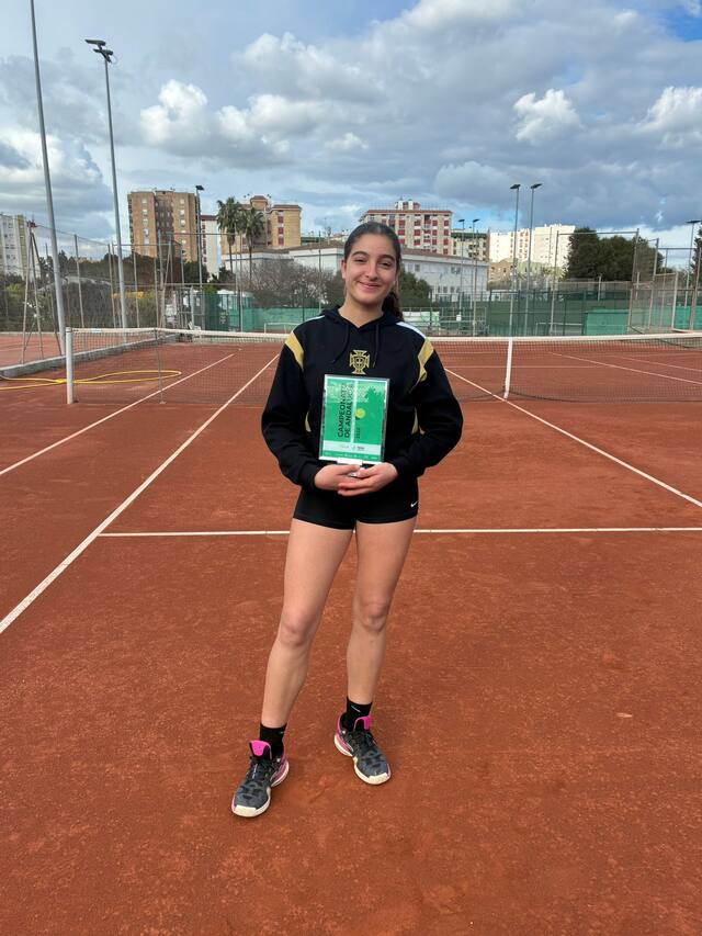 Jugadora de PROTENIS con el trofeo de un torneo