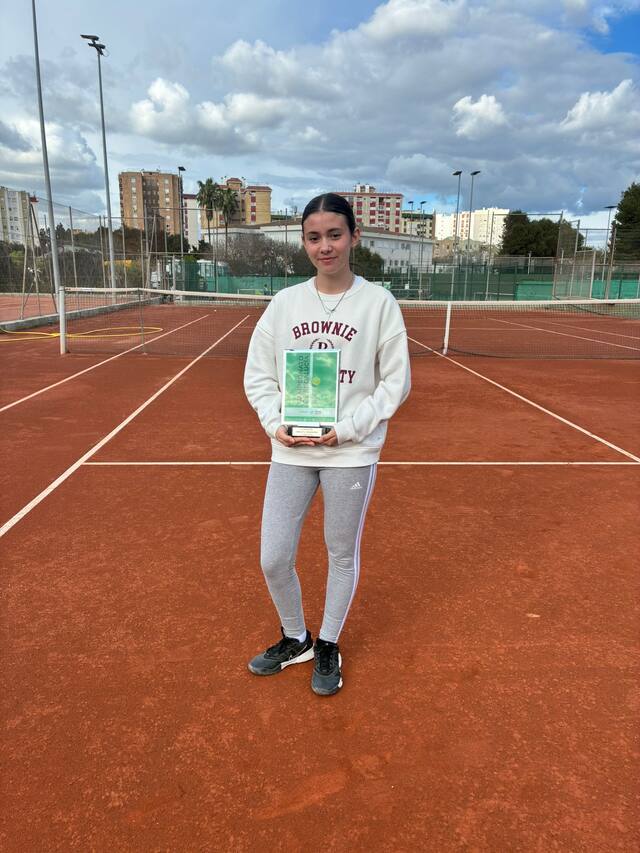 Alumna de la escuela con su trofeo tras la final