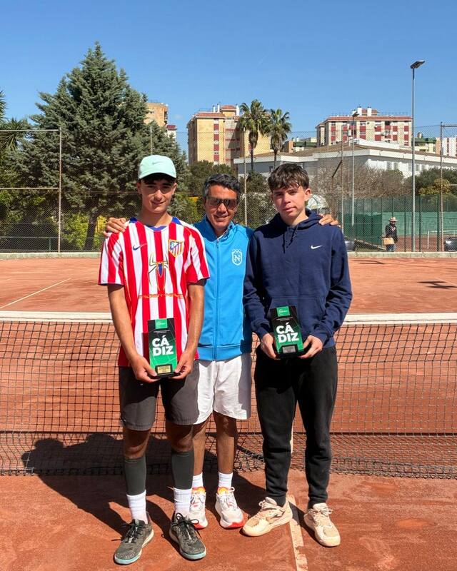 Jugadores de PROTENIS con sus trofeos junto al entrenador