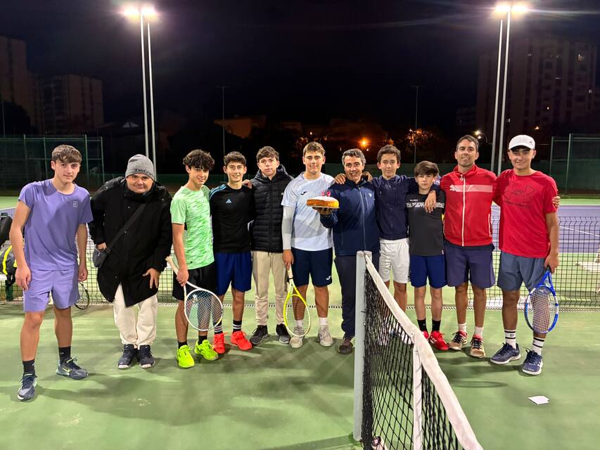 Entrenamiento nocturno en las pistas iluminadas del Club Nazaret