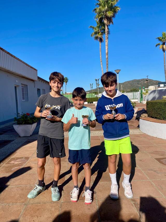 Alumnos de PROTENIS con los premios de un torneo