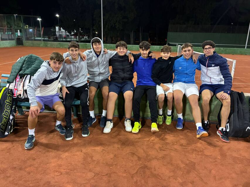 Grupo de la escuela deportiva descansando en la pista