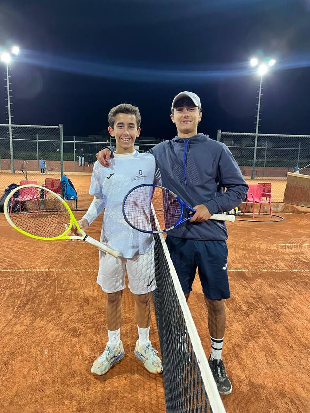 Jugadores de PROTENIS en la red antes de un partido
