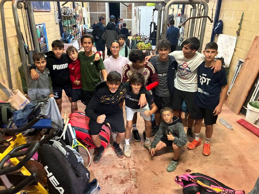 Grupo de alumnos de la escuela de tenis PROTENIS