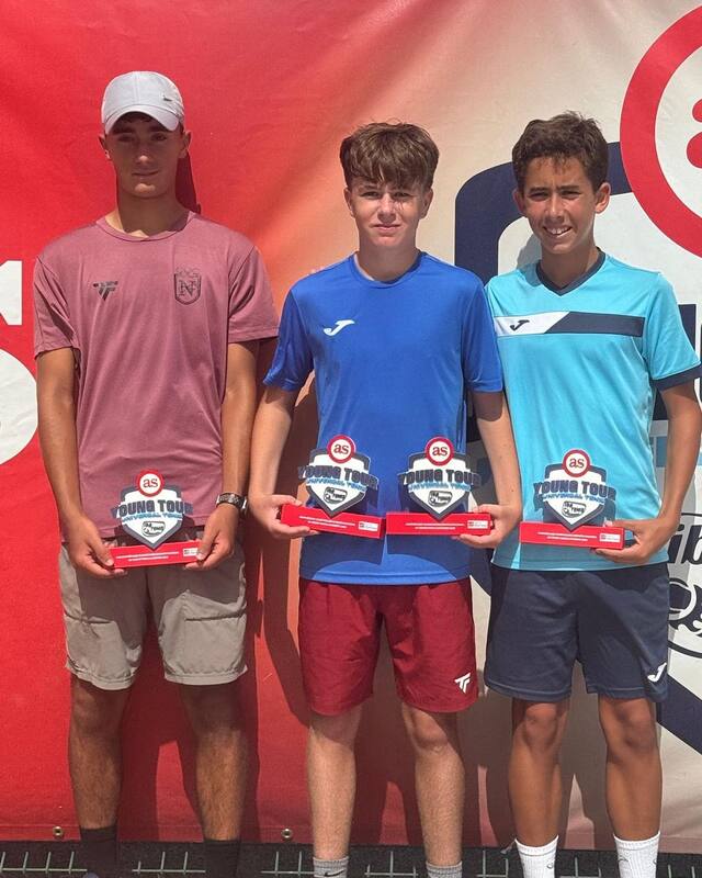 Jugadores de PROTENIS en el podio de un torneo