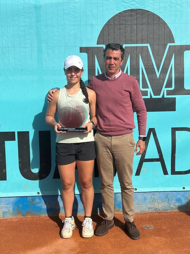 Alumnos de la escuela de tenis ProTenis en el Club Nazaret