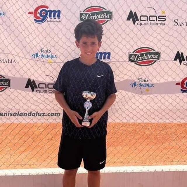 Clase de tenis en grupo en la escuela PROTENIS de Jerez de la Frontera